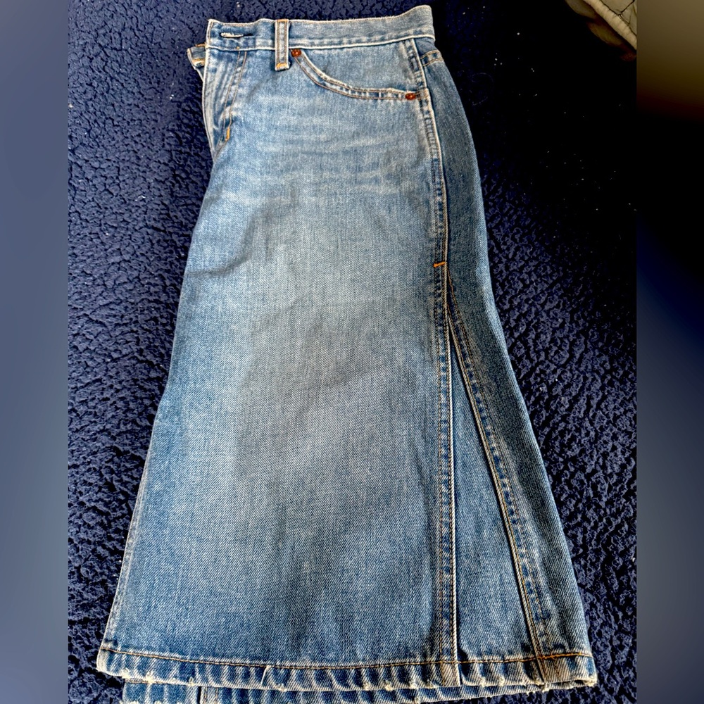Gap vintage Never been worn  light wash denim GAP JEANS skirt. knee length. Sz 8